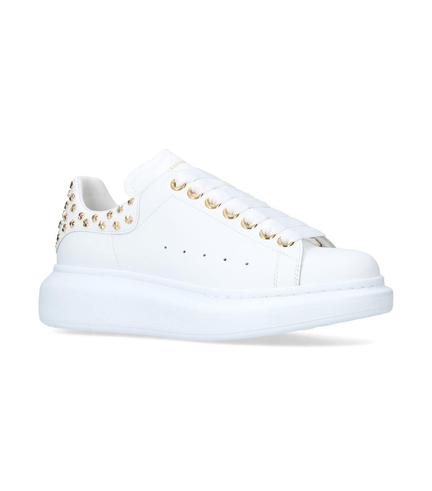 Giay Alexander McQueen Studded Oversized Sneaker mau trang tan dinh vang ma kim anh 1