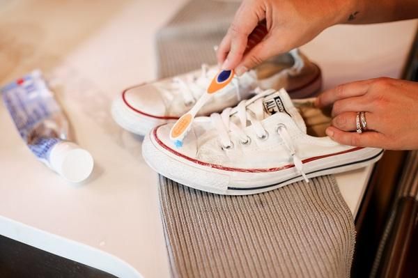 Cách vệ sinh giày MLB và bảo quản giày để hạn chế tróc sơn  ALONGWALKER