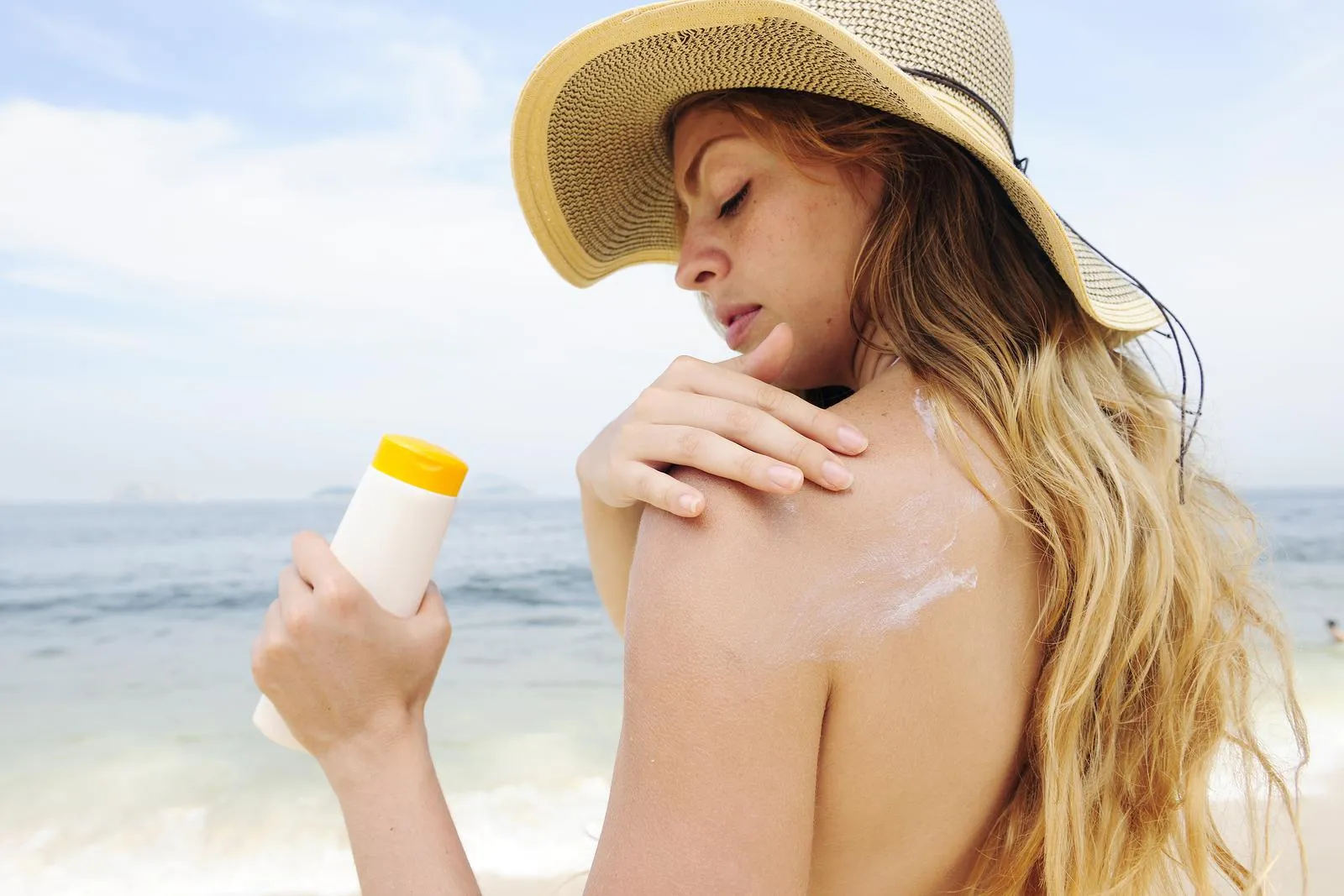 Nên bôi kem chống nắng khi nào trong quy trình dưỡng da và trang điểm ban ngày