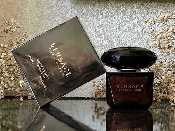 Mùi hương cá tính mạnh mẽ từ nước hoa Versace Crytal Noir 90ml