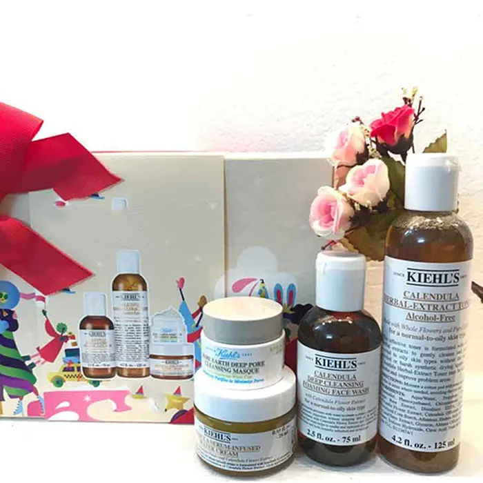 Bộ 4 Sản Phẩm Dưỡng Da Kiehl's Collection For A Cause (Sữa Rửa Mặt, Toner Hoa Cúc, Kem Dưỡng, Mặt Nạ Đất Sét)