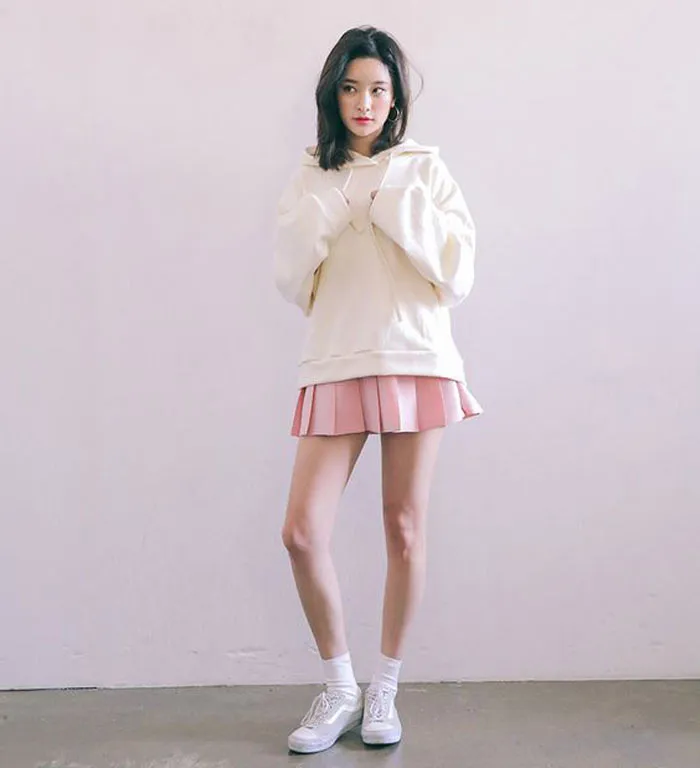 7+ cách phối áo hoodie nữ với chân váy cực chất cho bạn gái