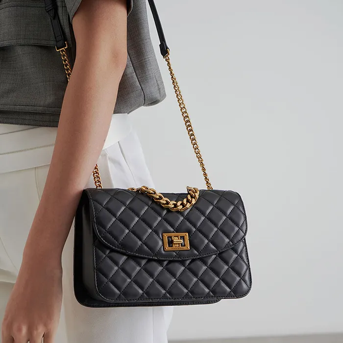 Túi Nữ Charles & Keith CNK Quilted Turn-Lock Clutch CK2-70701136-2 Màu Đen