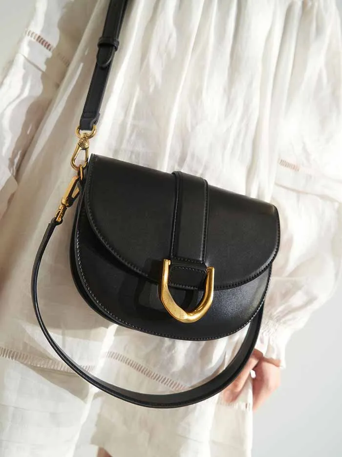 Túi Đeo Vai Nữ Charles & Keith CNK Metallic Buckle Saddle Bag Màu Đen Size 23cm