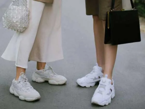 Những tip phối đồ với giày sneaker nữ 2023 - SAKOS.vn