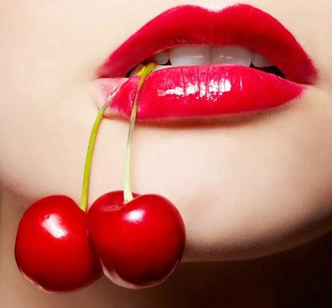 Thỏi son đỏ cherry là chic item không thể thiếu trong bộ sưu tập makeup của bất kỳ cô nàng nào. Với độ bóng và lên màu chuẩn xác, son đỏ cherry sẽ khiến cho đôi môi của bạn trở nên quyến rũ và lôi cuốn hết mọi ánh nhìn.