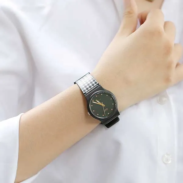 Đồng Hồ Nữ Q&Q VP46J055Y Resin Quartz Watch Màu Đen