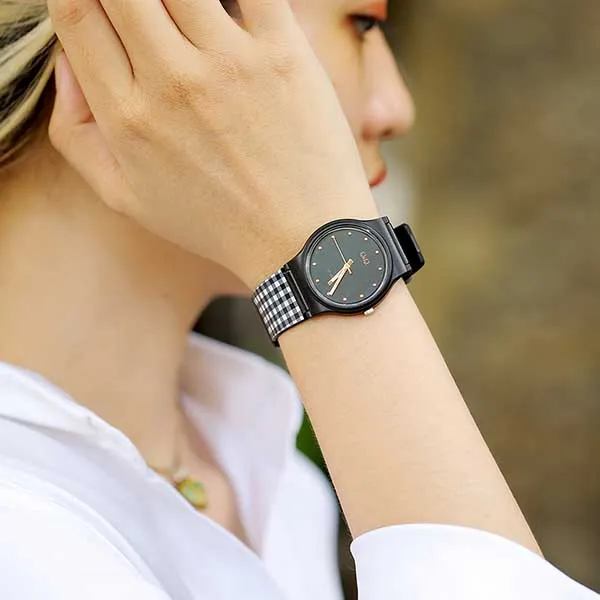 Đồng Hồ Nữ Q&Q VP46J055Y Resin Quartz Watch Màu Đen