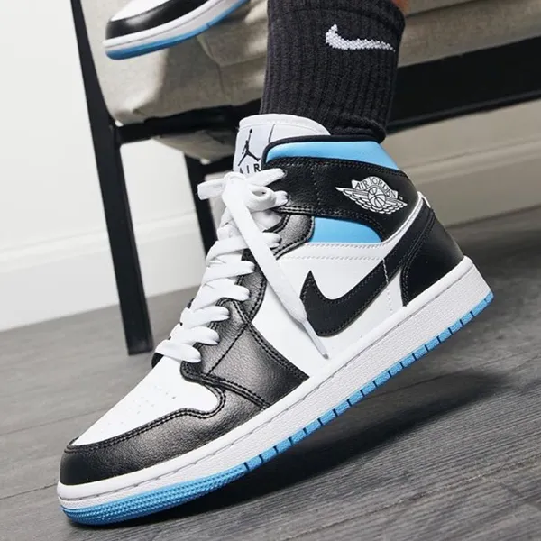 Giày Thể Thao Nike Wmns Air Jordan 1 Mid 'University Blue' BQ6472-102