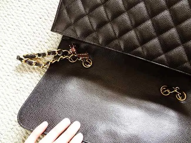 Soi đồ hiệu Những mẹo nhỏ giúp bạn phân biệt Chanel Flap Bag real và   LUXITY