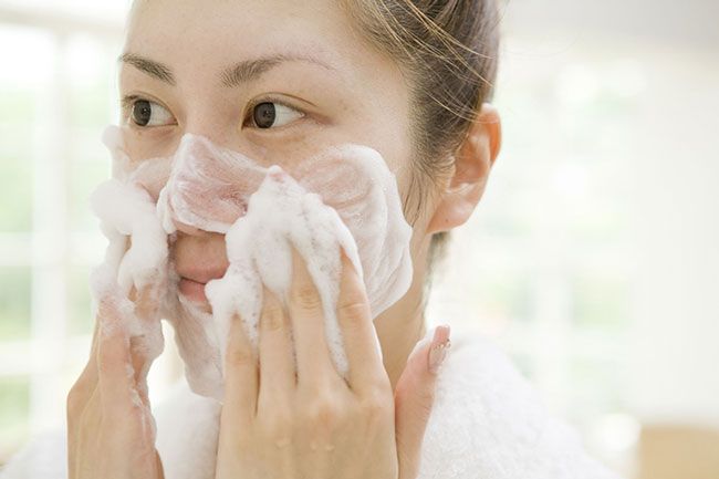 Review 10 sữa rửa mặt cho da thường loại sạch bụi bẩn an toàn cho da - 3