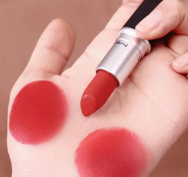 Son MAC Powder Kiss Lipstick 929 You're Buggin', Lady Màu Đỏ Thuần