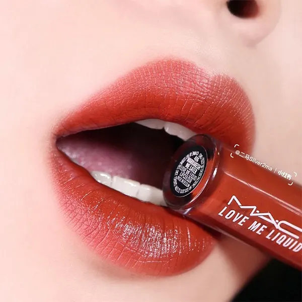 Son MAC 486 Marrakesh Me Later Màu Đỏ Đất Love Me Liquid Lip Colour