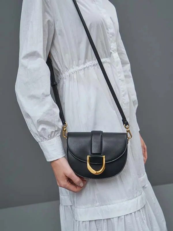 Túi Đeo Vai Nữ Charles & Keith CNK Metallic Buckle Saddle Bag Màu Đen Size 18cm