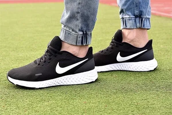 Giày Thể Thao Nike Revolution 5 4E BQ6714-003 Màu Đen