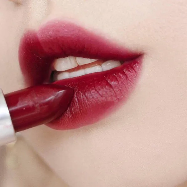 Son MAC 647 Rocker Màu Đỏ Mận