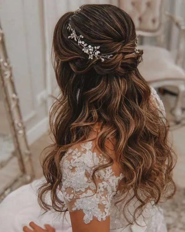 Tóc cô dâu: Tóc cô dâu là một phần quan trọng trong ngày trọng đại của bạn. Với kiểu tóc phù hợp, bạn sẽ thêm tự tin, nổi bật và quý phái hơn bao giờ hết. Hãy tìm cho mình một kiểu tóc cô dâu đẹp và phù hợp để toả sáng trong ngày cưới.