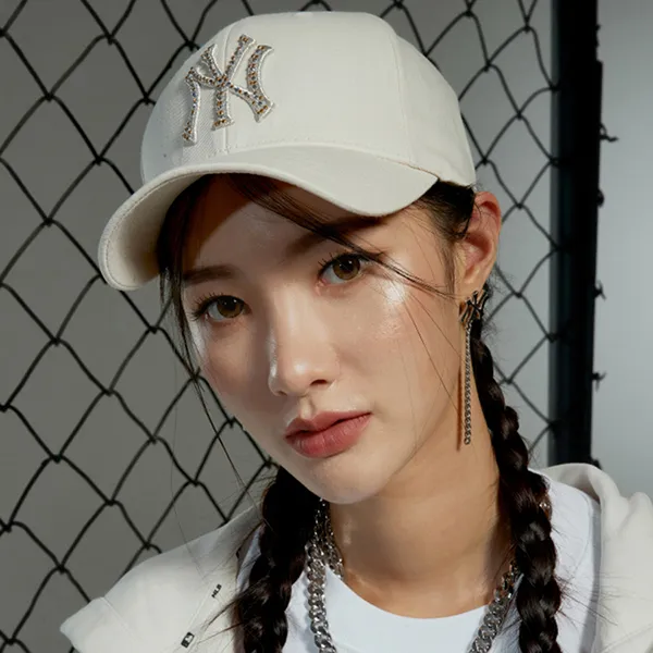 Mũ MLB Holiday Crystal Structure Ball Cap New York Yankees 3ACP0461N-50CRS Màu Trắng Đục