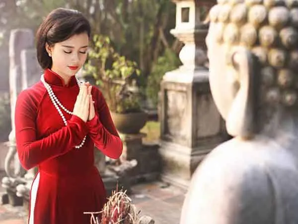 Nhan nhản thiếu nữ mặc váy ngắn cũn cỡn đi lễ chùa Bái Đính 2018