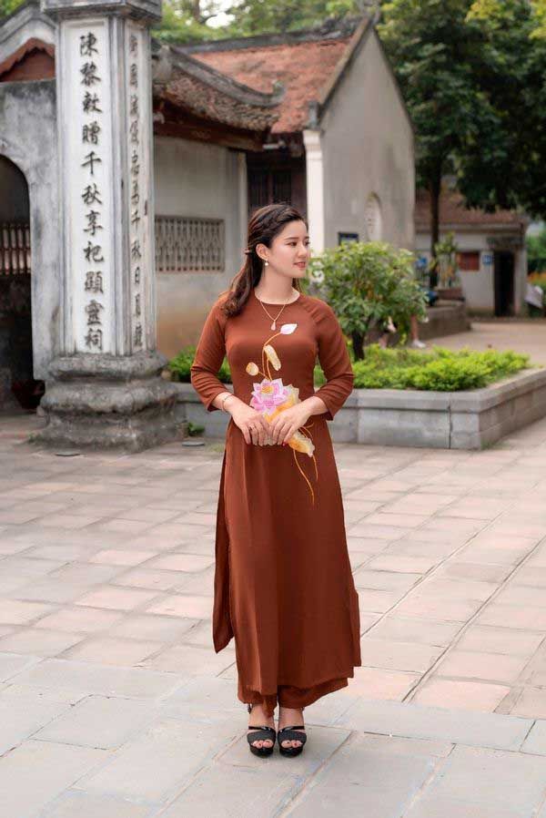 Mỹ nhân Việt đi lễ chùa đầu năm: Chi Pu gây tranh cãi vì mặc váy ngắn trên  đầu gối