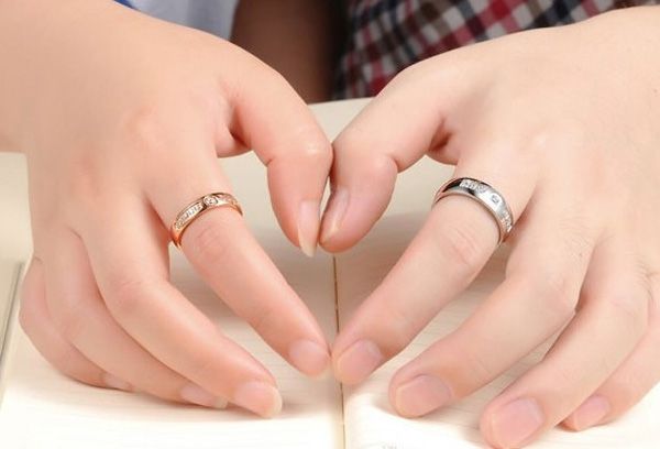 Đeo nhẫn cưới tay nào? Cách đeo nhẫn cưới chuẩn cho vợ chồng hạnh phúc-10
