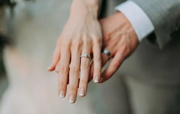Đeo nhẫn cưới tay nào? Cách đeo nhẫn cưới chuẩn cho vợ chồng hạnh phúc-12