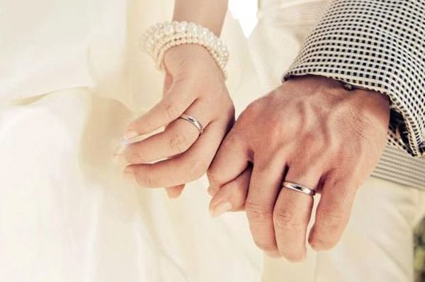 Đeo nhẫn cưới tay nào? Cách đeo nhẫn cưới chuẩn cho vợ chồng hạnh phúc-3