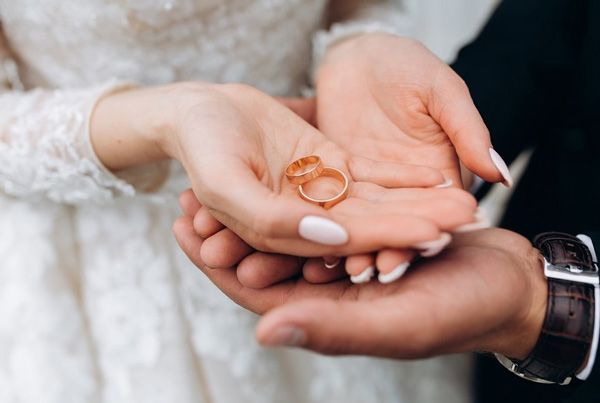 Đeo nhẫn cưới tay nào? Cách đeo nhẫn cưới chuẩn cho vợ chồng hạnh phúc-7
