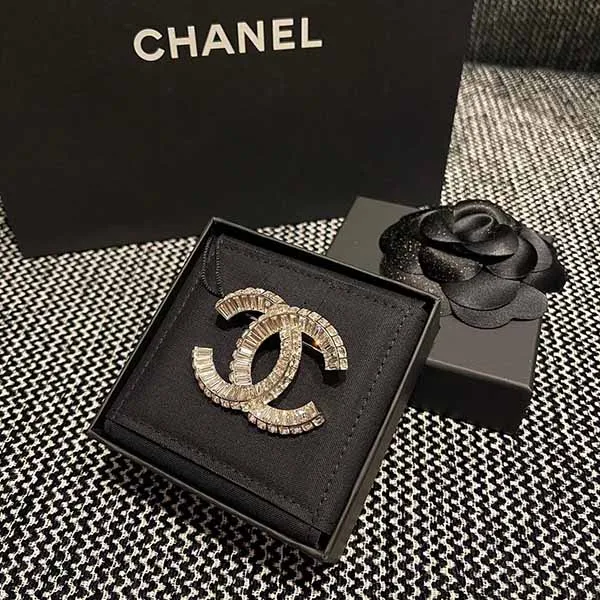 Cài Áo Chanel Other Jewels Logo CC Strass A63085 Màu Bạc