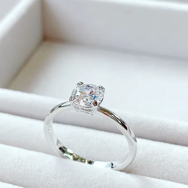 Nhẫn Swarovski Attract Ring Round, White, Rhodium Plated 5402428 Màu Bạc Size 52