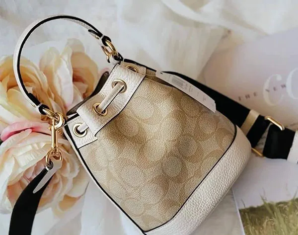 Túi Đeo Chéo Coach Dempsey Drawstring Bucket 15 In Signature Canvas Màu Vàng Nhạt