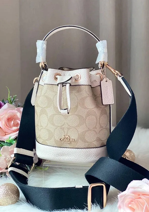 Túi Đeo Chéo Coach Dempsey Drawstring Bucket 15 In Signature Canvas Màu Vàng Nhạt