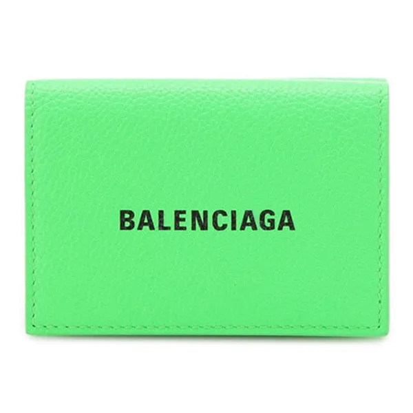 Balenciaga bị chê thiết kế đồ giống Gap - Mặc đẹp