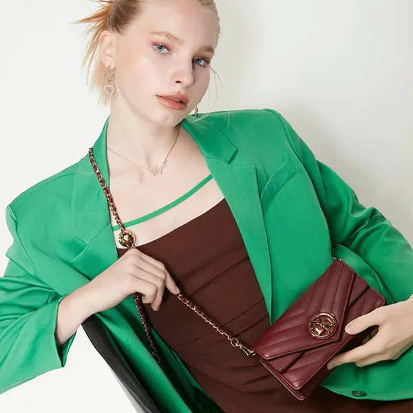 Túi Đeo Chéo Lyn Irisa Mini Crossbody Bags LL22CBF151 Màu Đỏ Đậm