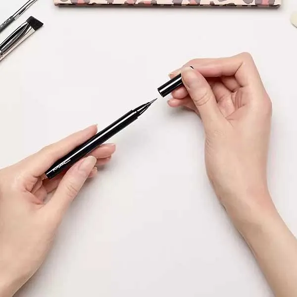 Bút Kẻ Mắt Nước MAC Brushstroke Liner Eyeliner Liquide Brushbrown 0.67g Màu Nâu - Trang điểm - Vua Hàng Hiệu