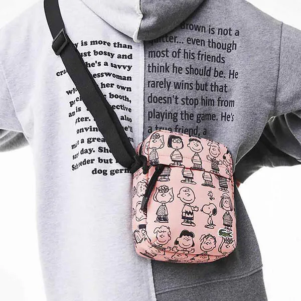 Túi Đeo Chéo Lacoste X Peanuts Print Canvas Vertical Shoulder Bag Màu Đen Hồng