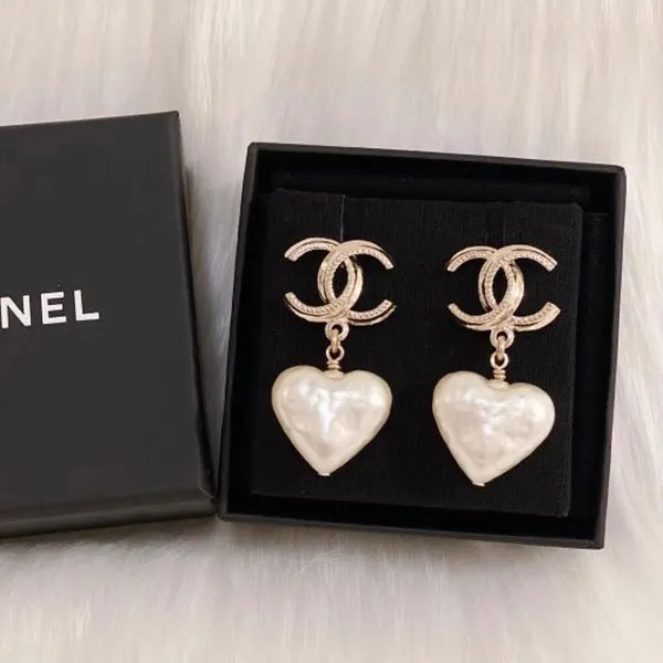 Khuyên Tai Chanel 22C Heart Pearl Pendant CC Dangle Earrings