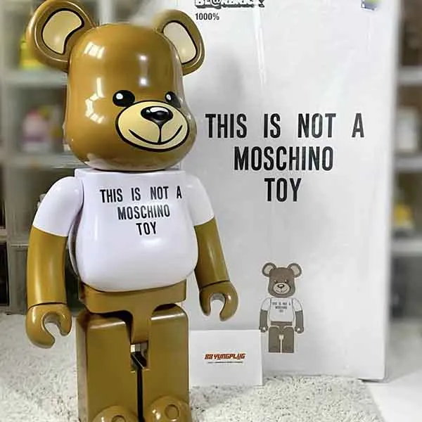 Đồ Chơi Mô Hình Bearbrick Macau 2020 This Is Not A Moschino Toy Màu Nâu Trắng Size 1000% - Đồ chơi mô hình - Vua Hàng Hiệu