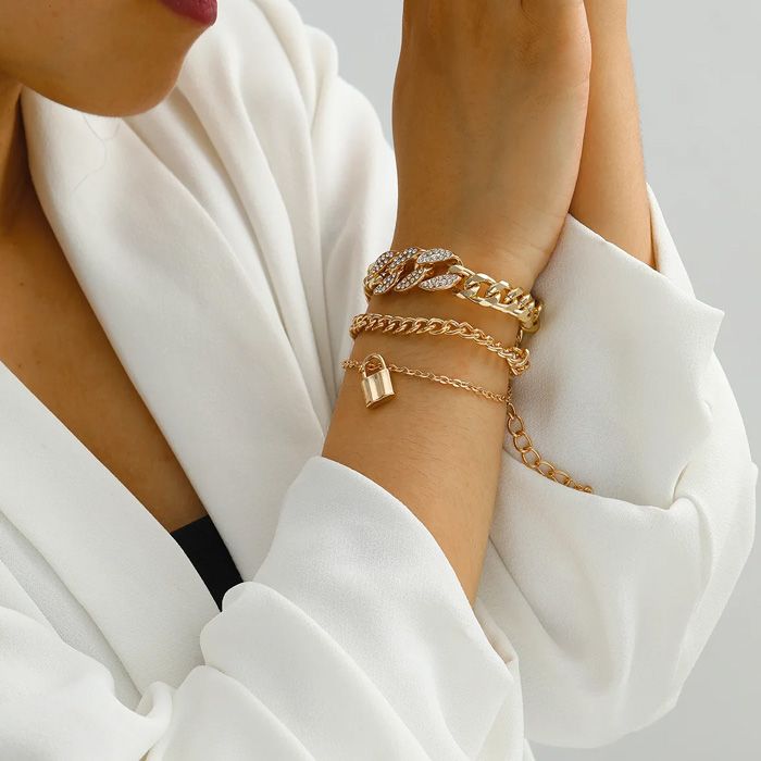 Lắc tay vàng 18k yêu thích: Chiếc lắc tay vàng 18k này sẽ là món đồ yêu thích của bạn bởi sự độc đáo của thiết kế và chất liệu tốt nhất. Được làm bởi những nghệ nhân tài ba, chiếc lắc tay sẽ là điểm nhấn tuyệt vời cho bộ sưu tập trang sức của bạn.