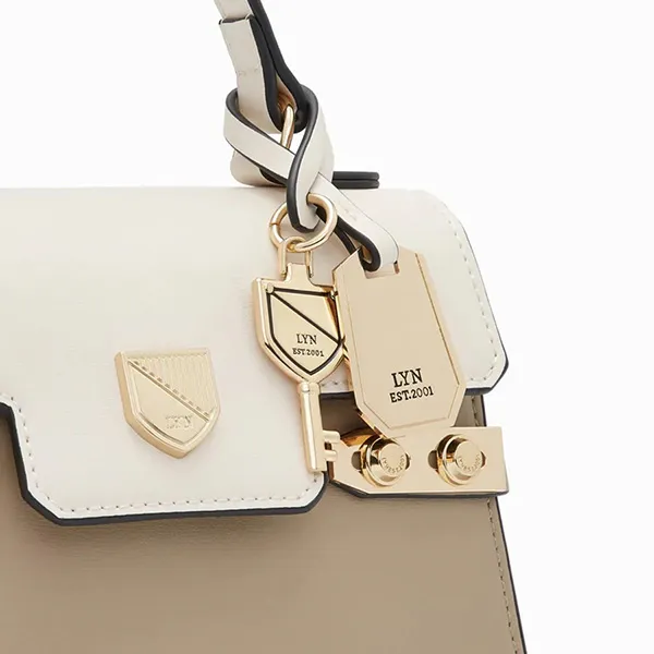 Túi Xách Lyn Academic Plain S Handbags LL22FBS163 Màu Be Phối Trắng