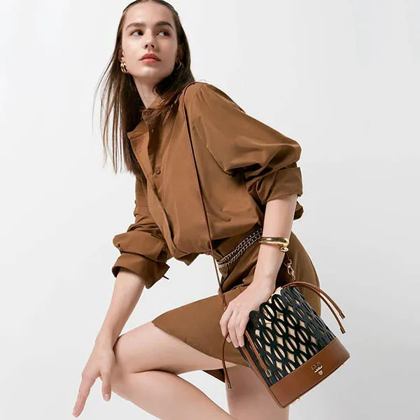 Túi Đeo Vai Lyn Solyn Bucket Bags LL22SBF028 Màu Nâu Đen
