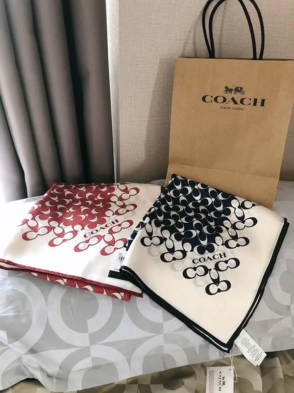 Khăn Quàng Cổ Coach Signature Silk Square Scarf 30067 Màu Đỏ Trắng