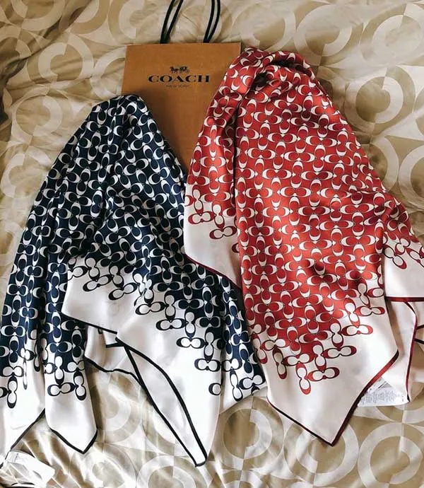 Khăn Quàng Cổ Coach Signature Silk Square Scarf 30067 Màu Đỏ Trắng