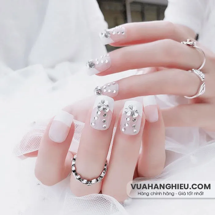 Các mẫu nail đẹp cho cô dâu mang phong cách thanh lịch | ELLE