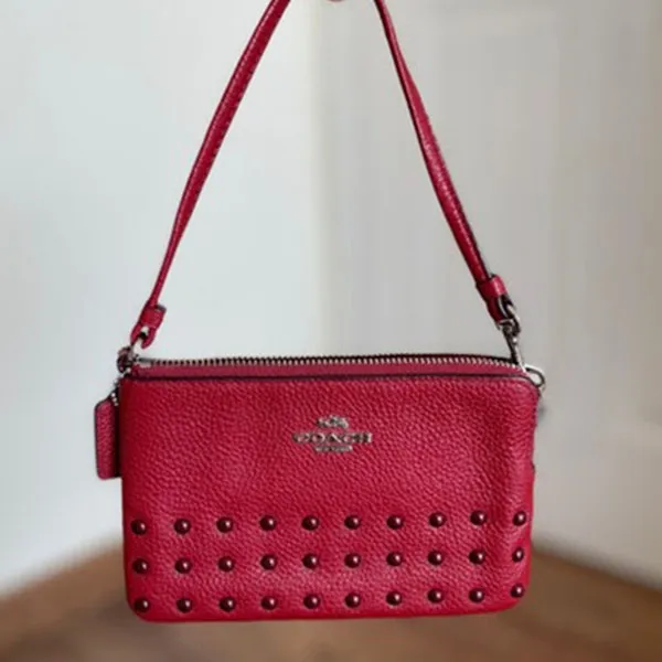Túi Cầm Tay Coach Corner Zip Wristlet With Lacquer Rivets F64252 Màu Đỏ