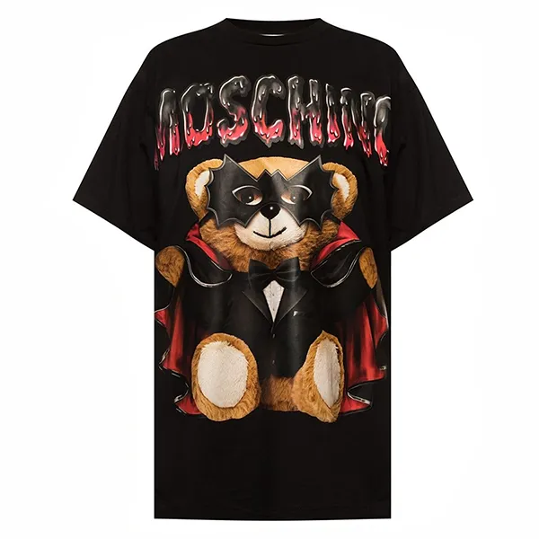 Áo phông Moschino Dracula Bear sẽ giúp bạn trở nên nổi bật và cá tính hơn. Với thiết kế độc đáo và hiện đại, chắc chắn bạn sẽ không thể chối từ. Hãy cùng khám phá bộ sưu tập áo phông của Moschino và chọn cho mình một chiếc áo ấn tượng nhất nhé!