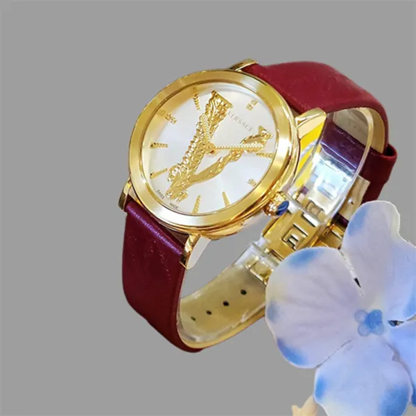 Đồng Hồ Nữ Versace Virtus Diamond 36mm Màu Đỏ Tía
