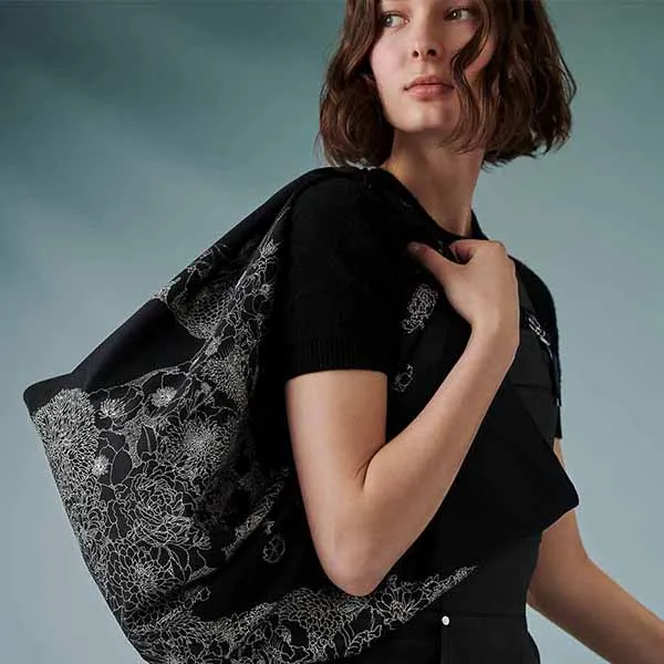 Khăn Nữ Hermès Carre 90 Robe Legere Màu Đen Phối Họa Tiết