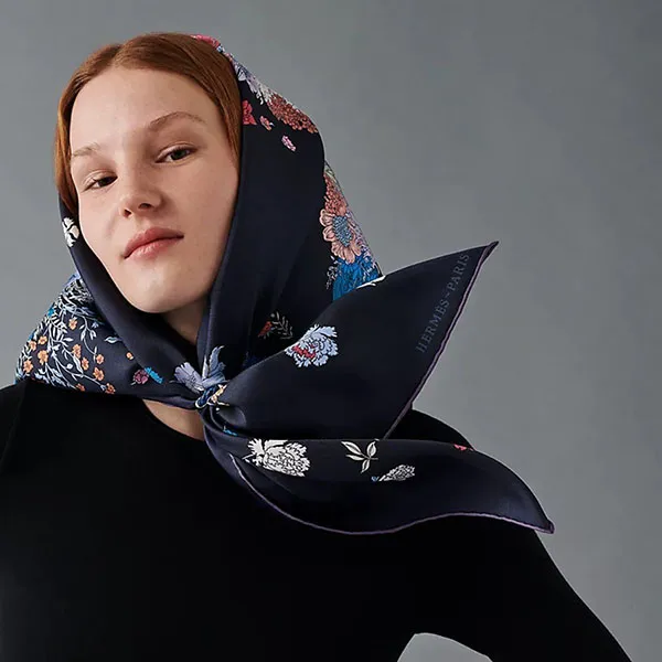 Khăn Nữ Hermès Carre 90 Robe Legere Màu Xanh Navy Phối Họa Tiết