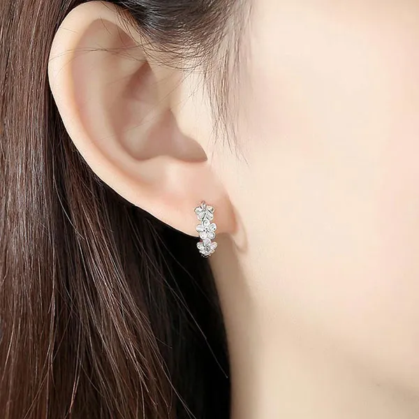 Khuyên Tai LiLi Jewelry Dạng Tròn Hình Bông Hoa Đính Đá CZ Lili_749976 Màu Bạc